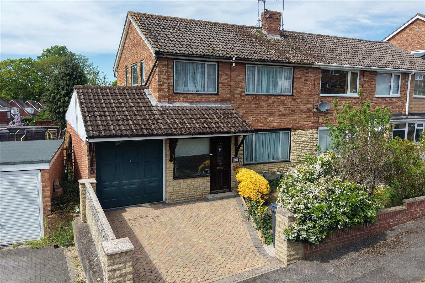 3 bed property in Elmstone Drive, Reading